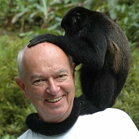 © Verein Regenwald der Österreicher Michael Schnitzler, Obmann des Vereins "Regenwald der Österreicher" mit Affe auf der Schulter